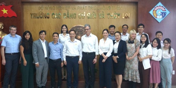 Mr Giegerich took photos with VCMI’s teachers and Programme “Reform of TVET in Viet Nam” staff