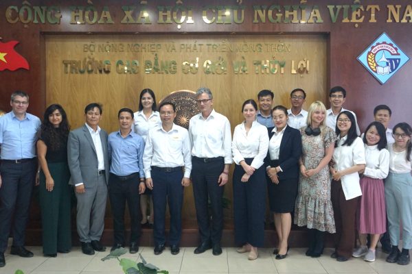 Mr Giegerich took photos with VCMI’s teachers and Programme “Reform of TVET in Viet Nam” staff