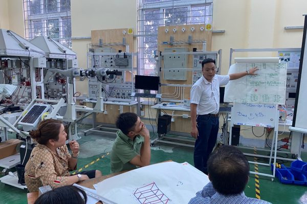 Mr Vu Tung Lam represented his group to show the proposed layout of the warehouse