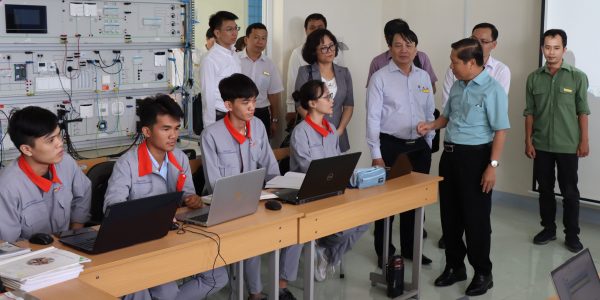 The Vice Minister Le Tan Dung and the delegation visited the first pilot class of German standard-oriented cooperative training programme at VCMI