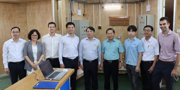 The delegation took a picture at the workshop of the Electrical Installations competitor