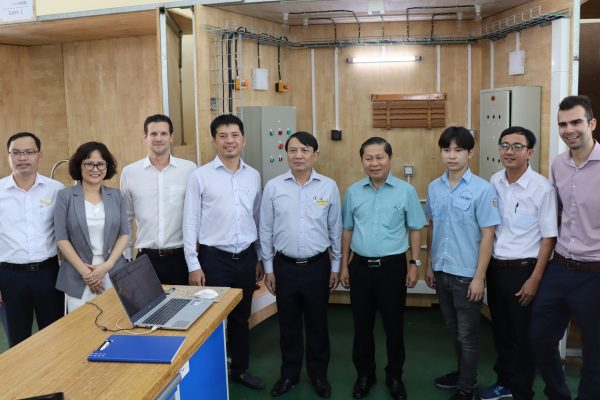 The delegation took a picture at the workshop of the Electrical Installations competitor