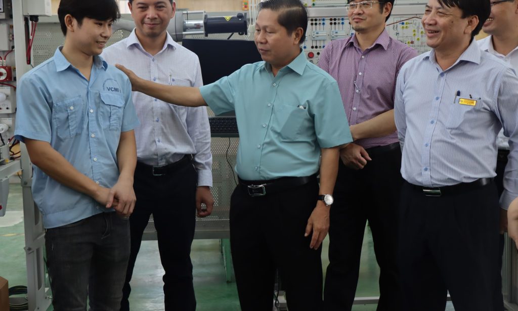 The Vice Minister Le Tan Dung encouraged the competitor and experts of the Electrical Installations occupation to achieve the best result possible