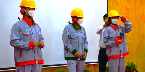 Mr Pham Van Son – Dean, Faculty of Mechanical Engineering – was instructing the students on how to use personal protection equipment