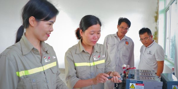 Participants work on ACB-3200A circuit breaker.