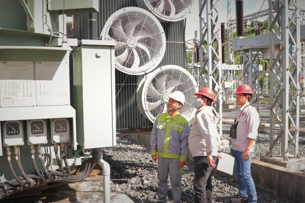 The operation supervisor instructs on reading the parameters of the internal protection relay of the 110kV transformer.