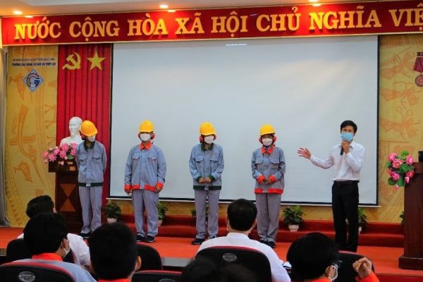 Mr Pham Van Son – Dean, Faculty of Mechanical Engineering – was instructing the students on how to use personal protection equipment