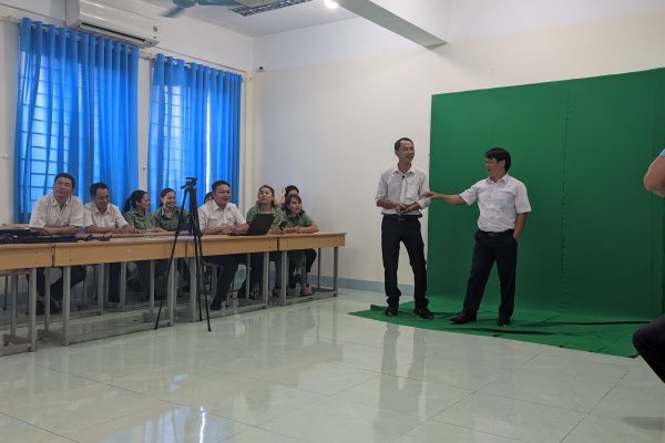 Thầy Nguyễn Văn Thành – Thành viên Tổ CĐS của VCMI đang hướng dẫn nhóm NTB thao tác và ngôn ngữ hình thể khi đứng trước ống kính