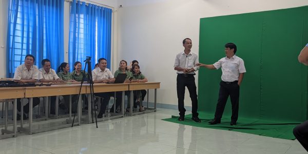 Thầy Nguyễn Văn Thành – Thành viên Tổ CĐS của VCMI đang hướng dẫn nhóm NTB thao tác và ngôn ngữ hình thể khi đứng trước ống kính