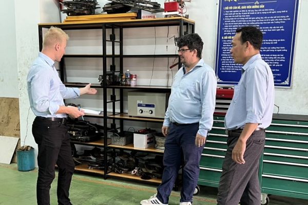 The Development Advisors and trainers Mirco Rudolph and Matthias Angert are discussing on workshop arrangment with Mr. Nguyen Huynh Minh – Dean of Automotive Technology.