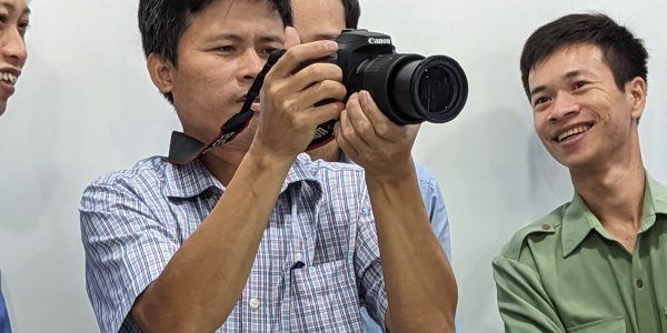 Nhóm KTV đang thử nghiệm chức năng của máy chụp ảnh