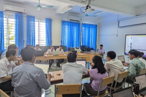 Assoc. Prof. Nguyễn Ngọc Vũ and the teachers review the content of the previous basic LMS training
