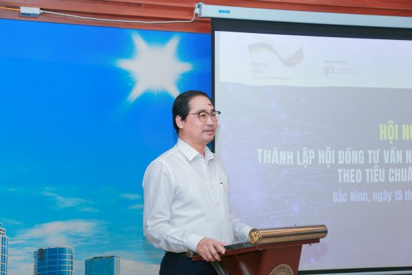 Mr Nguyen Duc Luu – Rector of Bac Ninh College of Industry – giving opening speech
