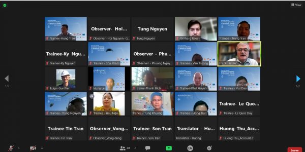 Nhóm làm việc đang thảo luận về những vấn đề trọng tâm.