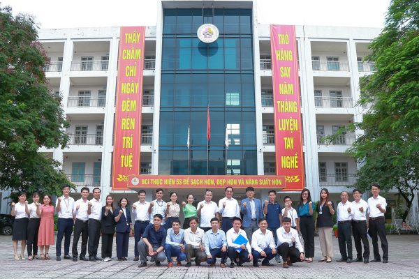 Participants of the conference take memorial picture in the main campus of Bac Ninh College of Industry