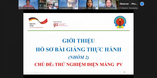 Học viên đang thuyết trình bài giáo án thực hành về thử nghiệm điện mảng PV.