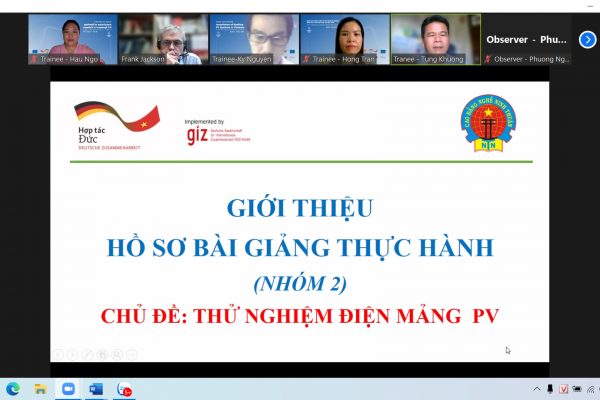 Học viên đang thuyết trình bài giáo án thực hành về thử nghiệm điện mảng PV.