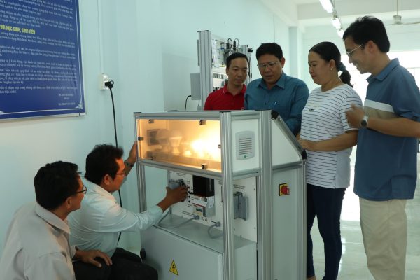 Configuring simulation bench for renewable energy systems with different architectures.