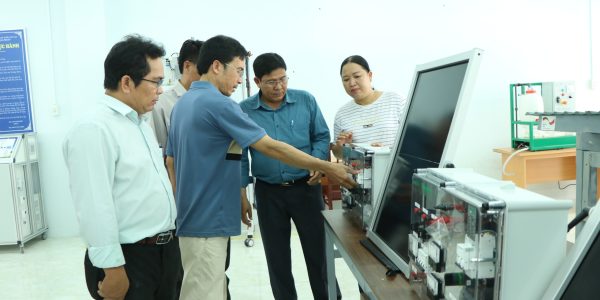 Connecting solar panels with an isolated system demo bench.