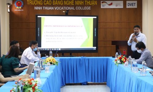 Thầy Đàng Ngọc Võng, Trưởng khoa Điện-Điện tử giới thiệu chương trình đào tạo lắp đặt hệ thống Điện mặt trời áp mái.