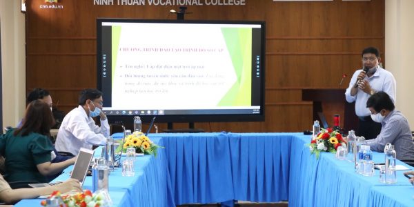 Thầy Đàng Ngọc Võng, Trưởng khoa Điện-Điện tử giới thiệu chương trình đào tạo lắp đặt hệ thống Điện mặt trời áp mái.