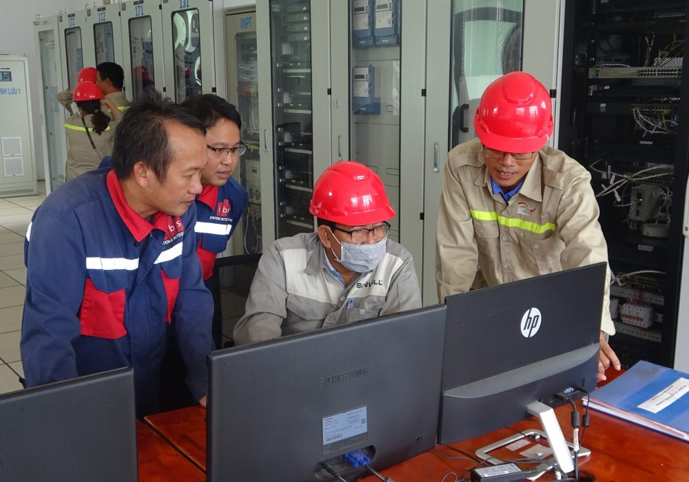 The training participants explaining parameters of operating turbines in the control room.