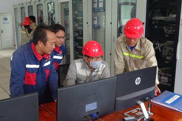 The training participants explaining parameters of operating turbines in the control room.