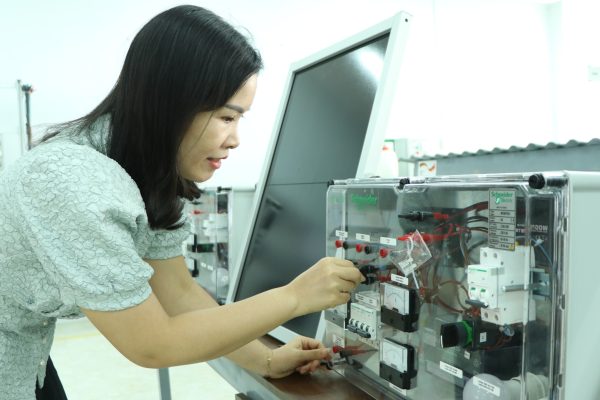 Participant works on the didactic bench for isolated solar systems.