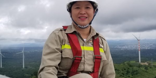 Probably the first Vietnamese women and teacher on top of a 94m wind turbine – Ms. Ngo Thi Kim Hau, NTVC.