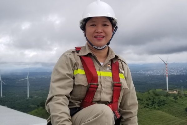 Probably the first Vietnamese women and teacher on top of a 94m wind turbine – Ms. Ngo Thi Kim Hau, NTVC.