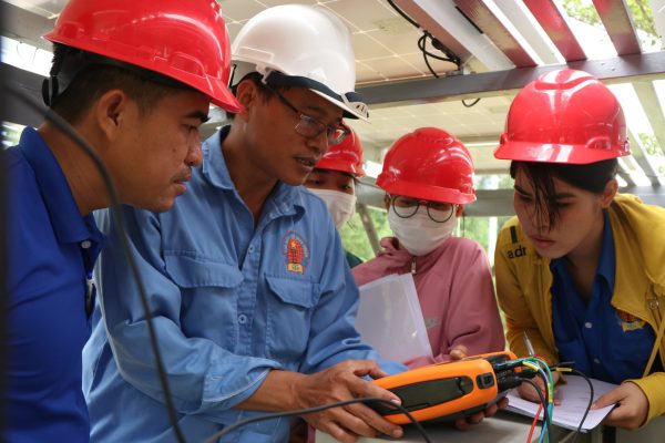 Participants and trainer professionally exchange on efficient utilising I-V Curve Tracer to measure the isolated PV system.
