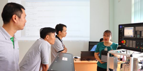 Ms Tu guided the industry technicians how to connect pins of handwheel to the PLC to control the SINUMERIK 828D System.