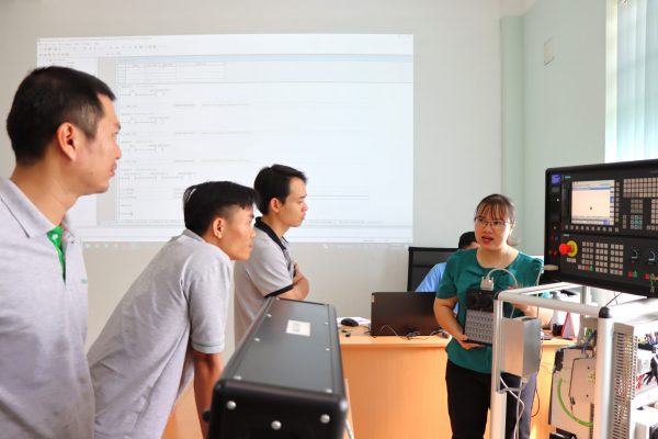 Ms Tu guided the industry technicians how to connect pins of handwheel to the PLC to control the SINUMERIK 828D System.