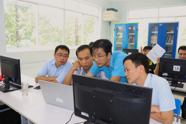 Participants consulted the trainer Mr. Huy to locate and remedy errors when programming on SinuTrain V.4.8.