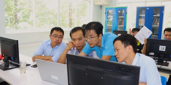 Participants consulted the trainer Mr. Huy to locate and remedy errors when programming on SinuTrain V.4.8.