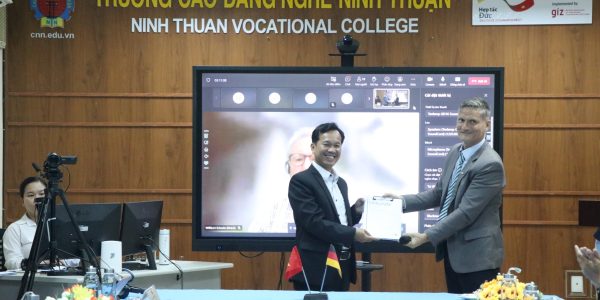 Mr. Ralf Hill, GIZ, handed over of the certificate of equivalence on behalf of the Chamber of Crafts Cologne to Mr. Nguyen Phan Anh Quoc, NTVC Rector