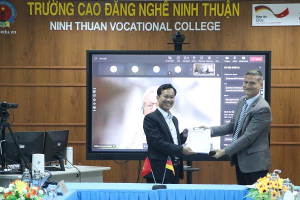 Mr. Ralf Hill, GIZ, handed over of the certificate of equivalence on behalf of the Chamber of Crafts Cologne to Mr. Nguyen Phan Anh Quoc, NTVC Rector