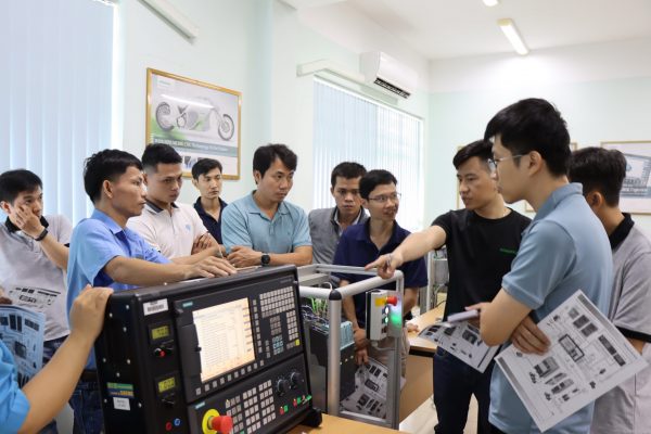 Training participants discussed and solved real work problems on CNC machine configuration in teamwork.