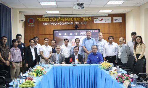 Representatives of NTVC, GIZ and Binh Thuan provincial Wind and Solar Association signed the Minutes of Results, witnessed by DVET & wind industry companies