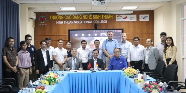 Representatives of NTVC, GIZ and Binh Thuan provincial Wind and Solar Association signed the Minutes of Results, witnessed by DVET & wind industry companies