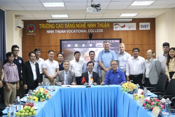 Representatives of NTVC, GIZ and Binh Thuan provincial Wind and Solar Association signed the Minutes of Results, witnessed by DVET & wind industry companies