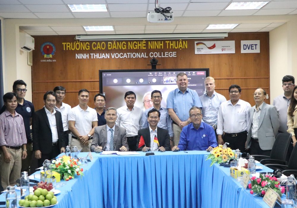 Representatives of NTVC, GIZ and Binh Thuan provincial Wind and Solar Association signed the Minutes of Results, witnessed by DVET & wind industry companies