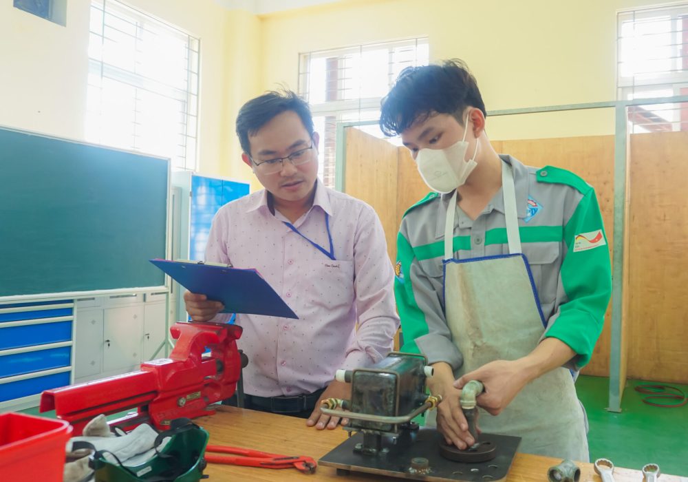 The student was answering the questions of situational part with the company examiner