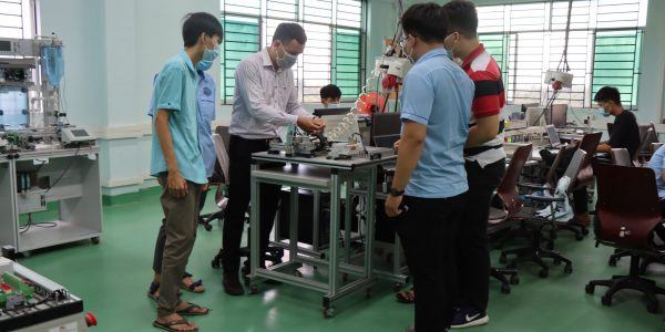 Mr Nguyen Trong Tin – LILAMA 2 master trainer instructs trainees to install and programme PLC to the requirements during the training Application of CPSi4.0 and Webserver Functions.
