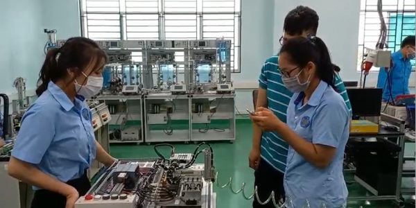 Trainees commission a remote control application via Webserver PLC S7, and control pneumatic cylinders from a smart phone.