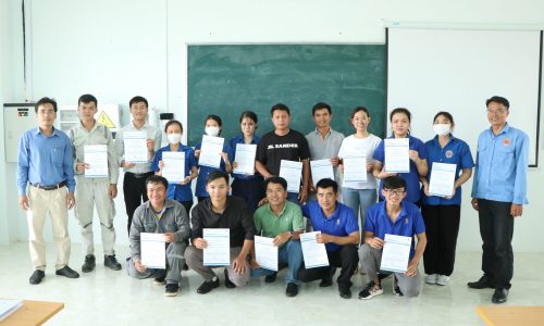 Participating women and young technicians of the industry with trainers after training completion.