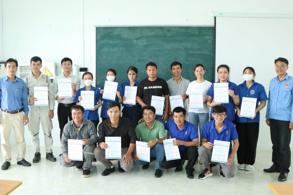 Participating women and young technicians of the industry with trainers after training completion.