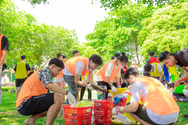 Trainees collect and segregate waste following German regulations.