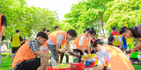 Trainees collect and segregate waste following German regulations.