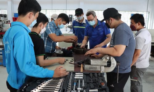GIZ Development Advisor Andreas Fischer and Trainer Nguyen Ngoc Huy together showed the trainees how to disassemble and repair the shaft bear of turning machine